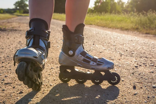 Εφηβικό Κορίτσι Rollerblading Στην Οδό Στο Δρόμο Στην Ύπαιθρο Ένα — Φωτογραφία Αρχείου