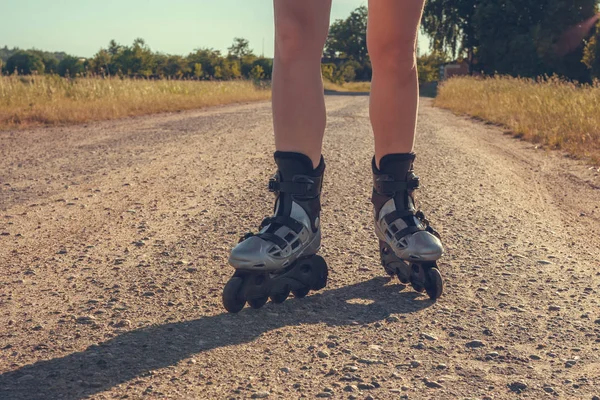 Εφηβικό Κορίτσι Rollerblading Στην Οδό Στο Δρόμο Στην Ύπαιθρο Ένα — Φωτογραφία Αρχείου