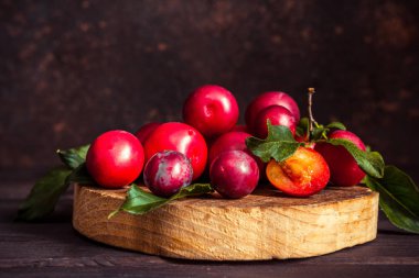 ahşap arka plan yakın kopya alanı ile üzerinde Erik meyve