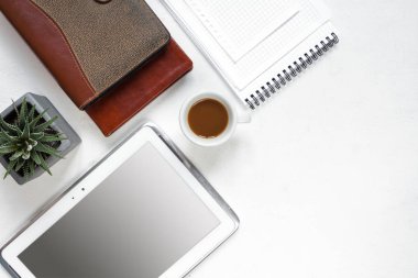 Düz yatıyordu, en iyi görünümü office tablo Resepsiyon. Çalışma alanı boş klibi kurulu, klavye, büro malzemeleri, kalem, yaprak yeşil ve beyaz arka plan üzerinde kahve fincanı