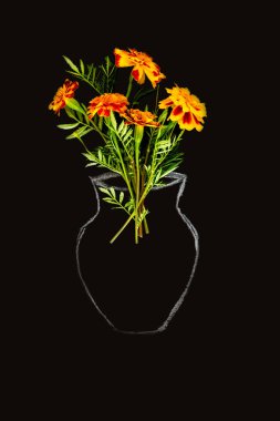 Bir kara tahta bir tilki tarafından boyalı bir vazoda sarı çiçekler