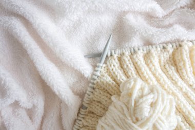 örgü beyaz yün iplik modeli. Portre yatay fotoğraf. Serbest yaratıcı el sanatları kavramı, hobi ve yaşam tarzı