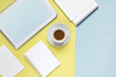 Düz yatıyordu, en iyi görünümü office tablo Resepsiyon. Çalışma alanı boş klibi kurulu, klavye, büro malzemeleri, kalem, yaprak yeşil ve sarı mavi zemin üzerine kahve fincanı