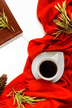 Beyaz bir arka planda turuncu bir atkı sarılı kahve fincan izole şık Ofis Masası var. Sonbahar ya da kış konsepti. Düz yatıyordu, en iyi görünümü