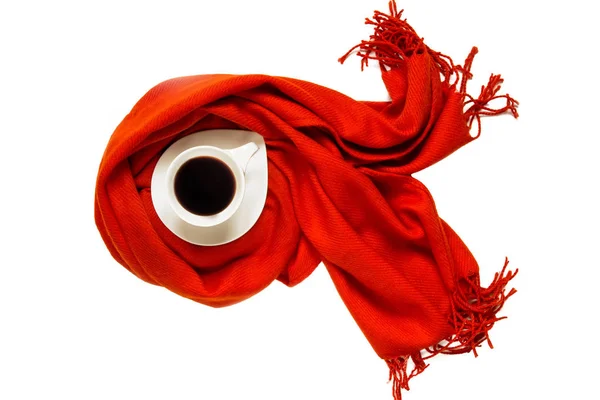 Tasse Kaffee in einem orangefarbenen Schal auf weißem Hintergrund ist isoliert stilvollen Bürotisch. Herbst- oder Winterkonzept. flache Lage, Draufsicht — Stockfoto