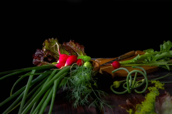 Świeże Warzywa Cebula Zielone Pióro Rzodkiewki Ciemnym Tle Drewniane Stylu — Zdjęcie stockowe