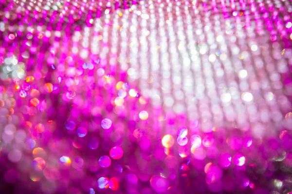 背景として紫ピンクに輝くクリスマス ライトのビューをぼかします お祭り気分 — ストック写真