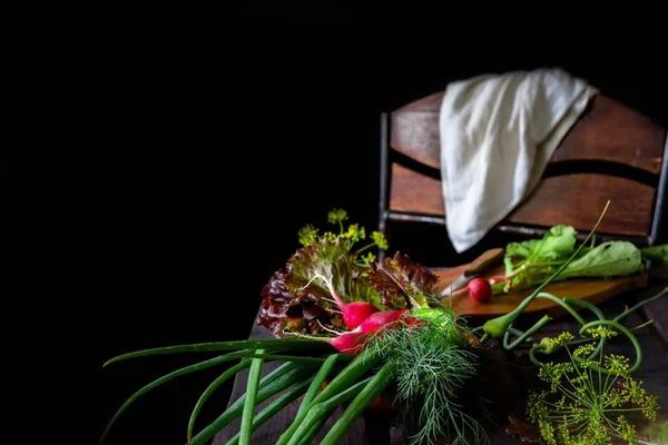 Frisches Gemüse Zwiebelgrüner Federrettich Und Hände Des Mädchens Bereitet Auf — Stockfoto