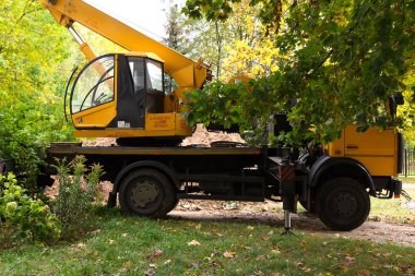 Minsk, Belarus, Ekim, 20, 2017, Inşaat makineleri Araba vinç kaldırma yapı malzemeleri 