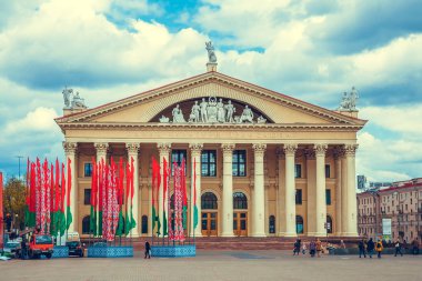 Minsk, Belarus-27 Nisan 2018: Ekim Meydanı 'nda 9 Mayıs 'ta zafer günü zaferi için ulusal bayraklar