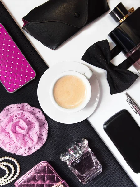 Kadın ve erkeğin günlük aksesuarları, moda ve güzellik konsepti, güzellik ve yaşam tarzı düz görünüm