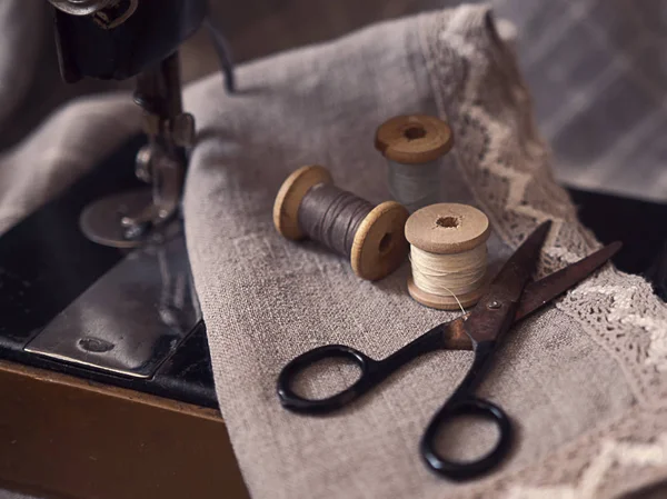 Máquina Costura Velha Fio Tesoura Estilo Vintage — Fotografia de Stock