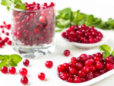 Arka planda bir kasede kızılcık böğürtlenleri, yakın plan. 