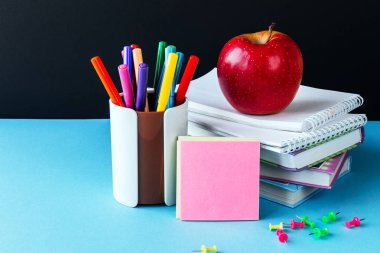 Mavi arka plan uzun afiş okul malzemeleri ve kitap elma grubu 