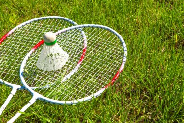 Badminton raketleri yeşil çim arka planda yakın