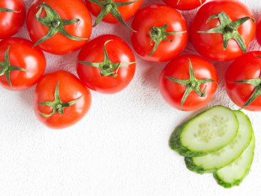 Taze sulu sebze domates deseni ve kopya alanı ile ışık arka plan