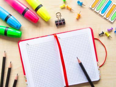 Okul aksesuarları, fotokopi alanı olan bir arka plan kağıdı. Okula dönüş kavramı