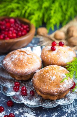 Mavi bir arka planda çilek kızılcık ile pişirme taze ev yapımı kekler, rahat şenlikli tarzı