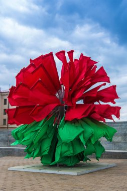 Minsk, Belarus-27 Nisan 2018: Ekim Meydanı 'nda 9 Mayıs 'ta zafer günü zaferi için ulusal bayraklar