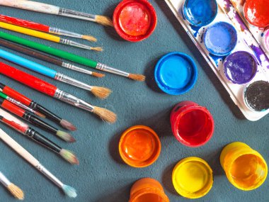 Sanat boyaları ve fırçalar, sanatçı için aksesuarlar