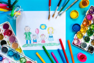 Çocukların mutlu bir aile ve sanatsal fırçalar ve boyalar çizim 