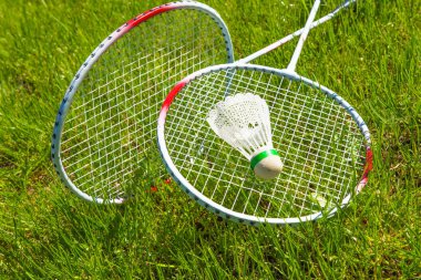 Badminton raketleri yeşil çim arka planda yakın