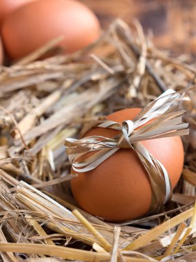 Kahverengi yumurta saman yakın çekim rustik bir tarzda