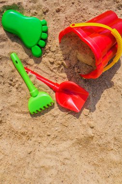 çocuk kum havuzu ve renkli plastik oyuncaklar kova kova ve kopya alanı ile çocukların geliştirme ve rekreasyon yaz günü kavramı açık havada oynamak için tırmık