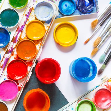 Sanat boyaları ve fırçalar, sanatçı için aksesuarlar