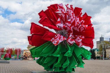 Minsk, Belarus-27 Nisan 2018: Ekim Meydanı 'nda 9 Mayıs 'ta zafer günü zaferi için ulusal bayraklar