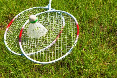 Badminton raketleri yeşil çim arka planda yakın