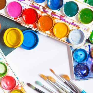 Sanat boyaları ve fırçalar, sanatçı için aksesuarlar
