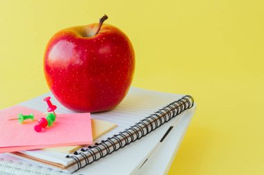 Okul ve ofis malzemeleri sarı tahta önünde sınıf masasında. Kopya alanı konsepti ile okula geri dön 