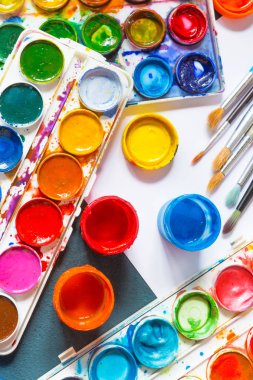 Sanat boyaları ve fırçalar, sanatçı için aksesuarlar