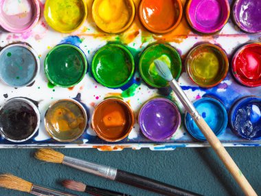 Sanat boyaları ve fırçalar, sanatçı için aksesuarlar