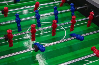mavi ve kırmızı oyuncular ile masa futbolu oyunu oynamak