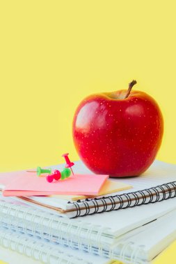 Okul ve ofis malzemeleri sarı tahta önünde sınıf masasında. Kopya alanı ile görüntüle