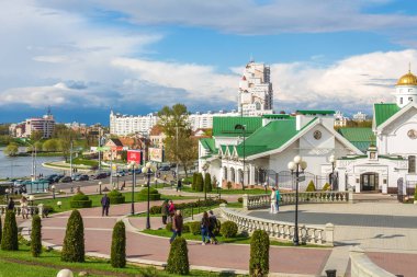 Minsk, Beyaz Rusya-23 Nisan 2018: Nemiga'daki Yukarı Şehir Belediye Binası'nda avlu