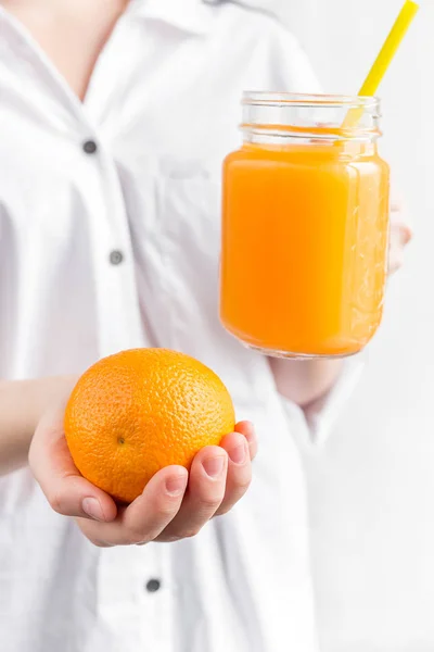 Niña Sosteniendo Frasco Jugo Naranja Concepto Salud — Foto de Stock