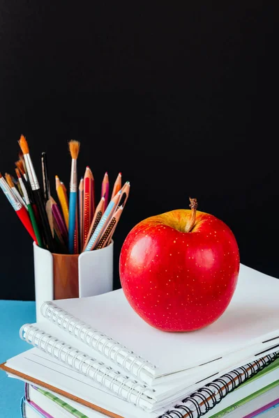 Školní Příslušenství Poznámkový Blok Tužky Značky Jablko Koncept Zpět Školy — Stock fotografie