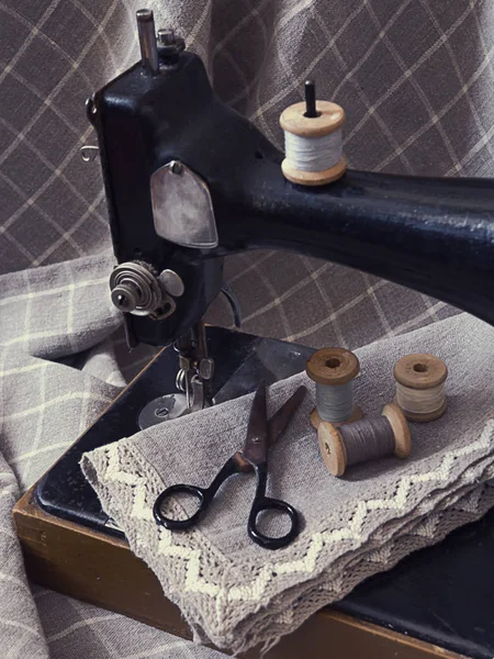 Máquina Costura Velha Fio Tesoura Estilo Vintage — Fotografia de Stock