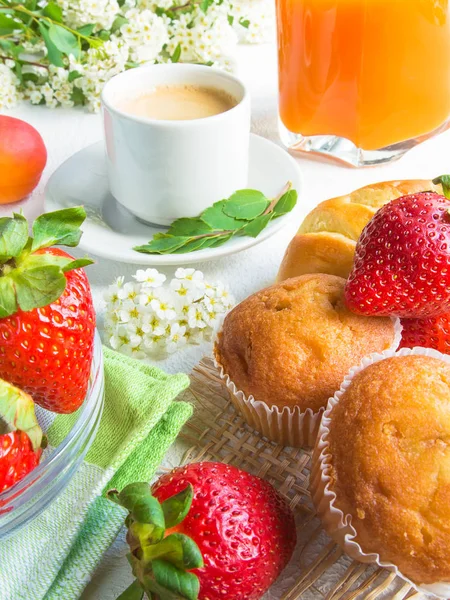 Café Manhã Com Café Suco Damasco Morango Bolinho Pastelaria Fresca — Fotografia de Stock