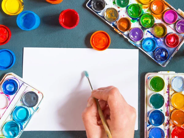 Konst Färger Och Pensel Hand Konstnären Närbild — Stockfoto