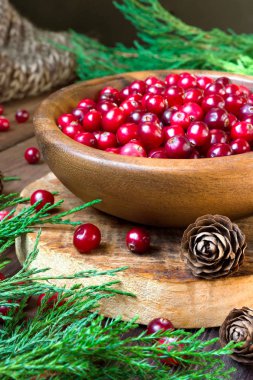 Çilek kızılcık, İçecek, Jam Ladin dalları, koyu bir arka planda koni