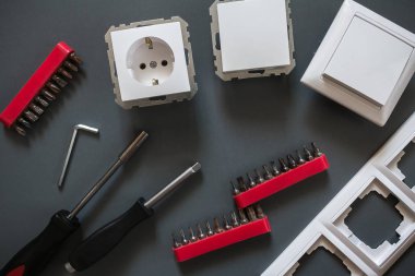 Siyah arkaplanda araçlar ve soketler