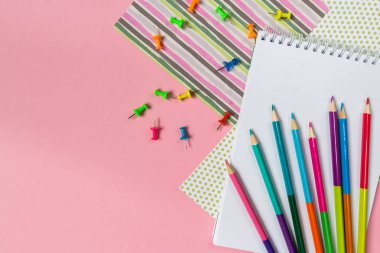 Okul ve ofis malzemeleri pembe tahta önünde sınıf masasında. Görünüm kopya alanı kavramı geri okul uzun afiş 