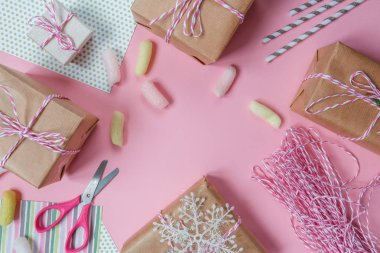 Şenlikli ambalaj hediyeler ile Kutular, tatil Noel doğum günü için hazırlanıyor