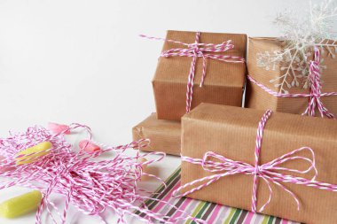 Şenlikli ambalaj hediyeler ile Kutular, tatil Noel doğum günü için hazırlanıyor