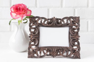 vazo ve resim çerçevesi güzel pembe gül 