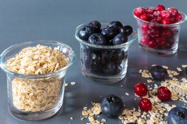 granola, yulaf ezmesi ve taze sulu çilek kızılcık ve yaban mersini, Vejetaryen sağlıklı yeme kavramı